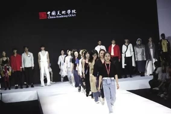 大学生时装周 - day1 奔跑吧青春!6所高校,谁的奇思妙想打动了你?
