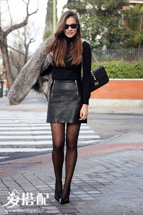  皮草外套+黑色高领毛衣、皮裙+波点丝袜+黑色高跟鞋