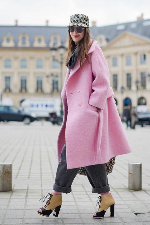 冬日的街头：粉色大衣如何穿出欧美范儿